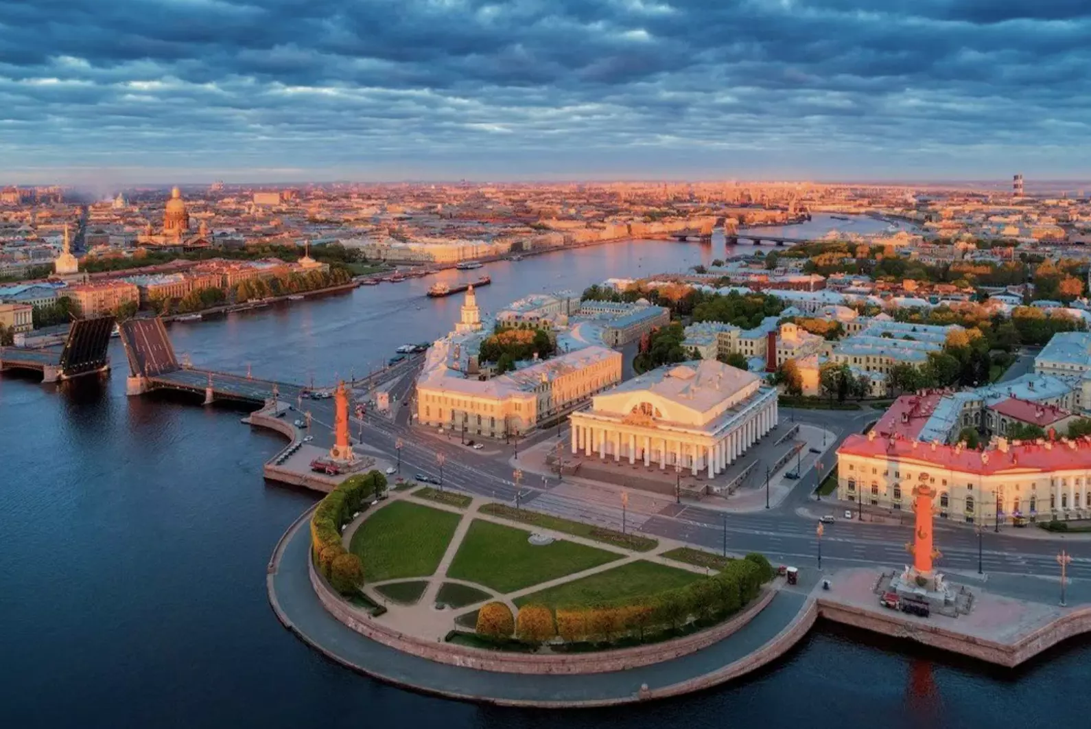 Петербург подписал соглашение в туристической сфере с Москвой и Казанью