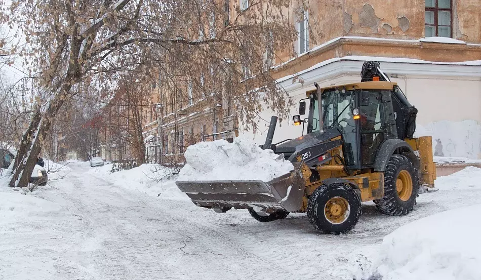 Почти 96 тысяч кубометров снега вывезли за выходные с городских улиц