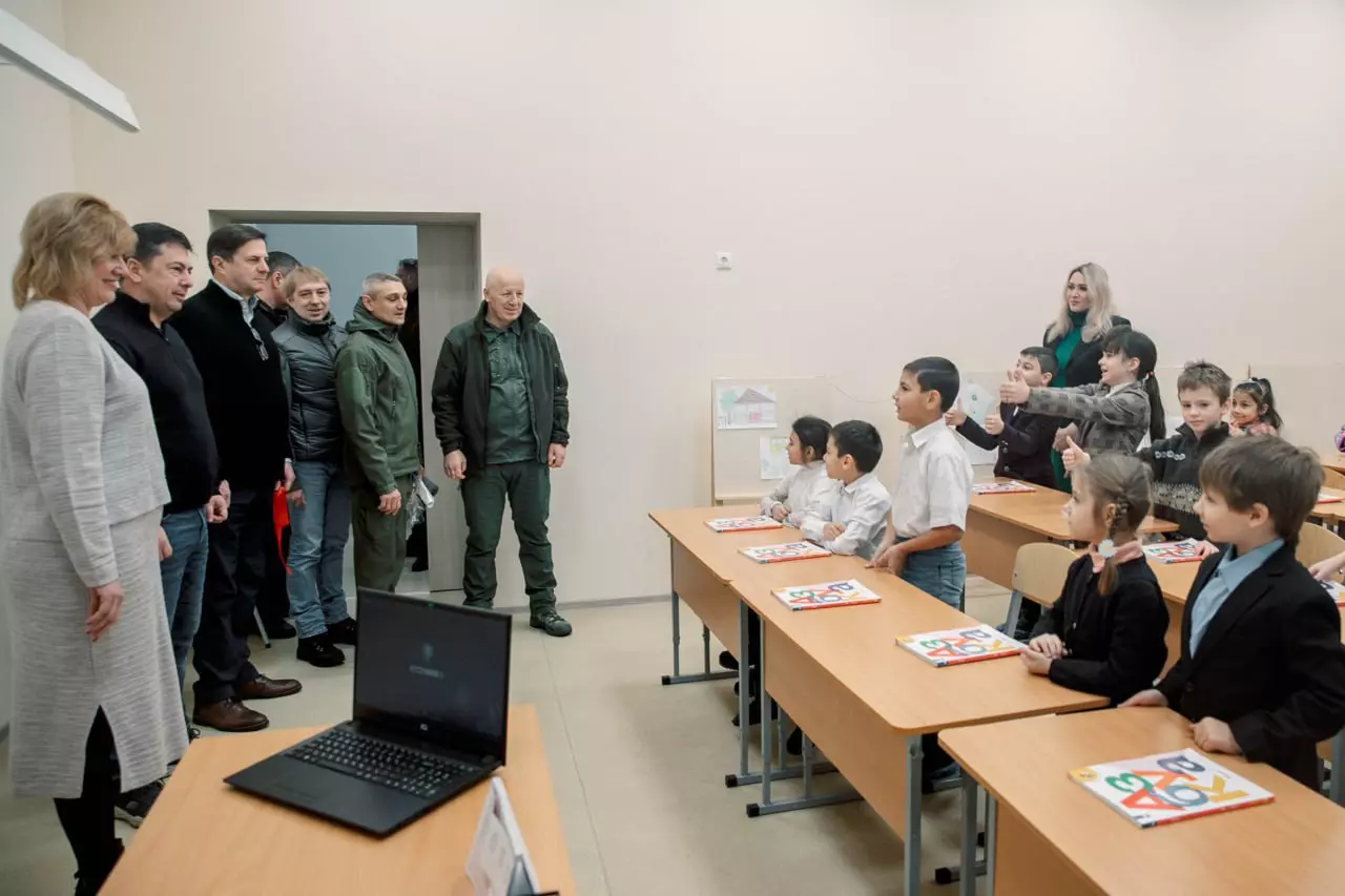 В Мариуполе открыли восстановленную петербургскими строителями школу на 400 мест 