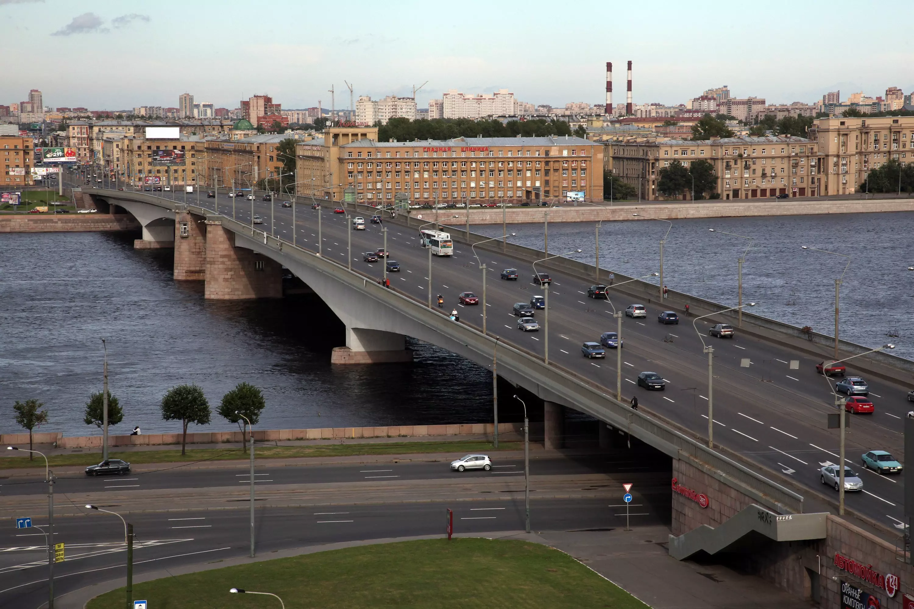 На мосту Александра Невского выделят полосу под трамвай