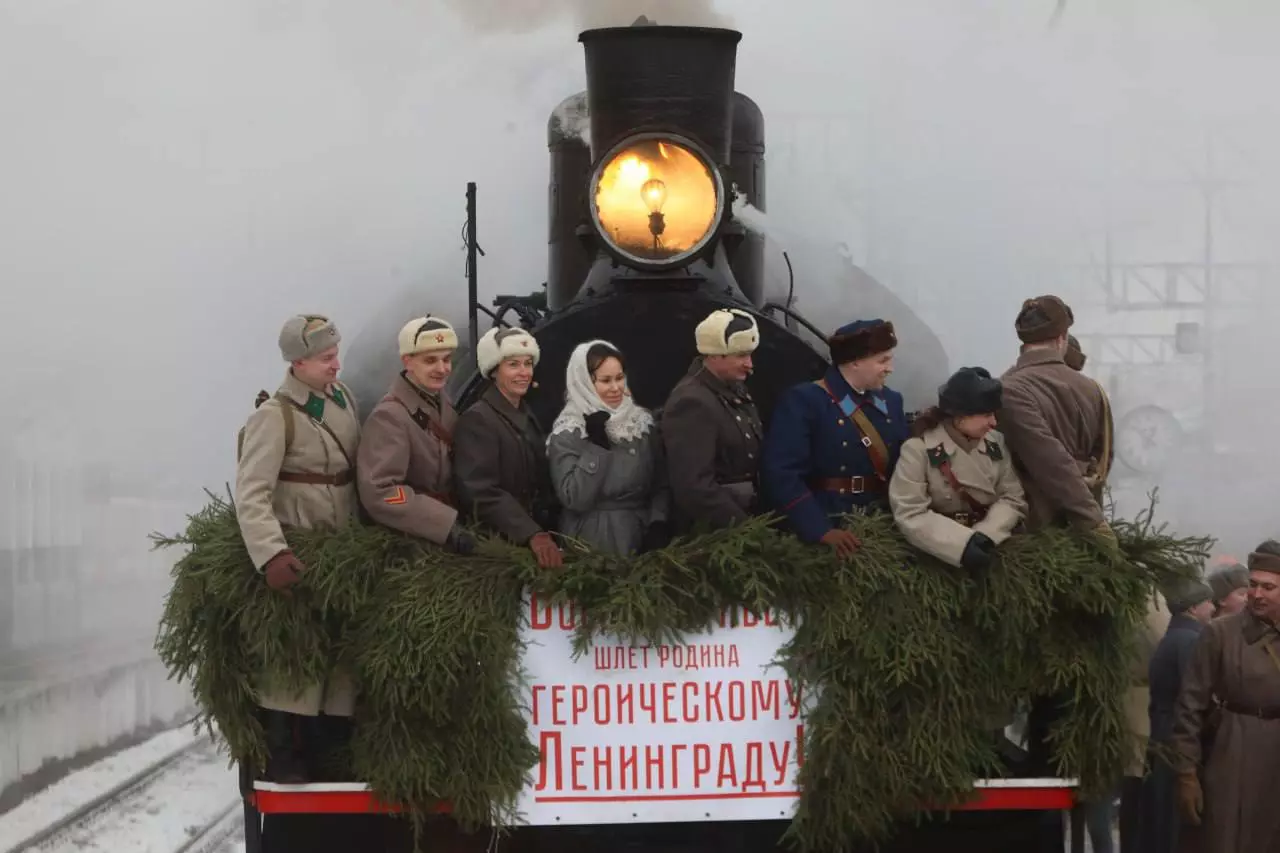 На Финляндском вокзале реконструировали прибытие первого поезда по Дороге Победы