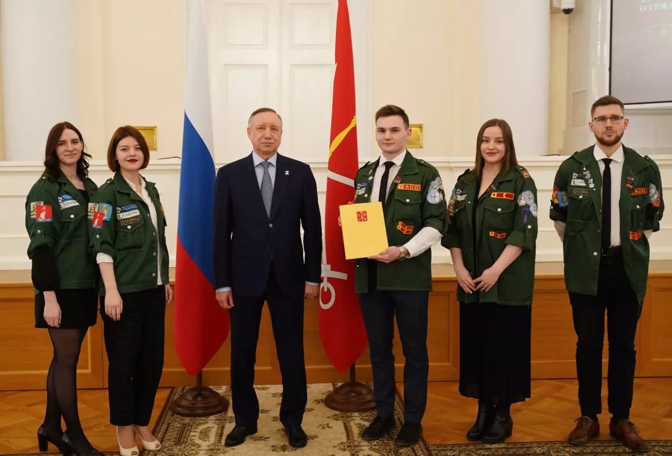 Почетное знамя Губернатора вручили лучшем студенческому отряду Санкт-Петербурга по итогам 2022 года