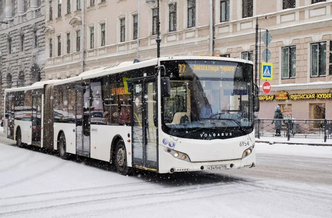 В трех районах Санкт-Петербурга вышли на маршруты дополнительные автобусы