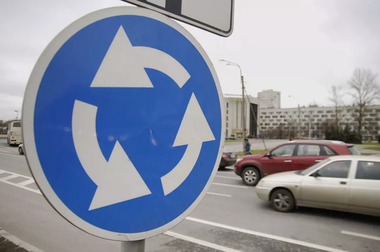 С 1 марта в России изменились правила проезда перекрестков с круговым движением