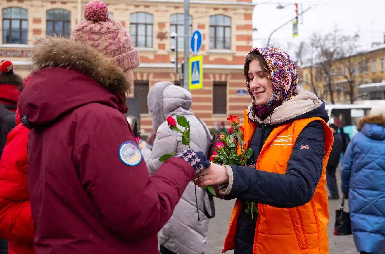 Сегодня в Санкт-Петербурге наградили волонтеров почетными знаками