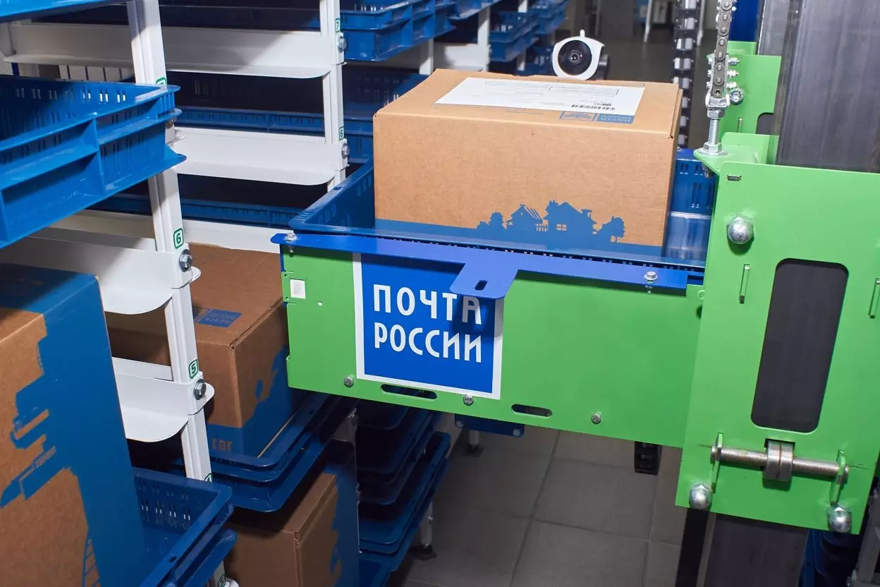 В Санкт-Петербурге заработал первый в России робот, который выдает посылки
