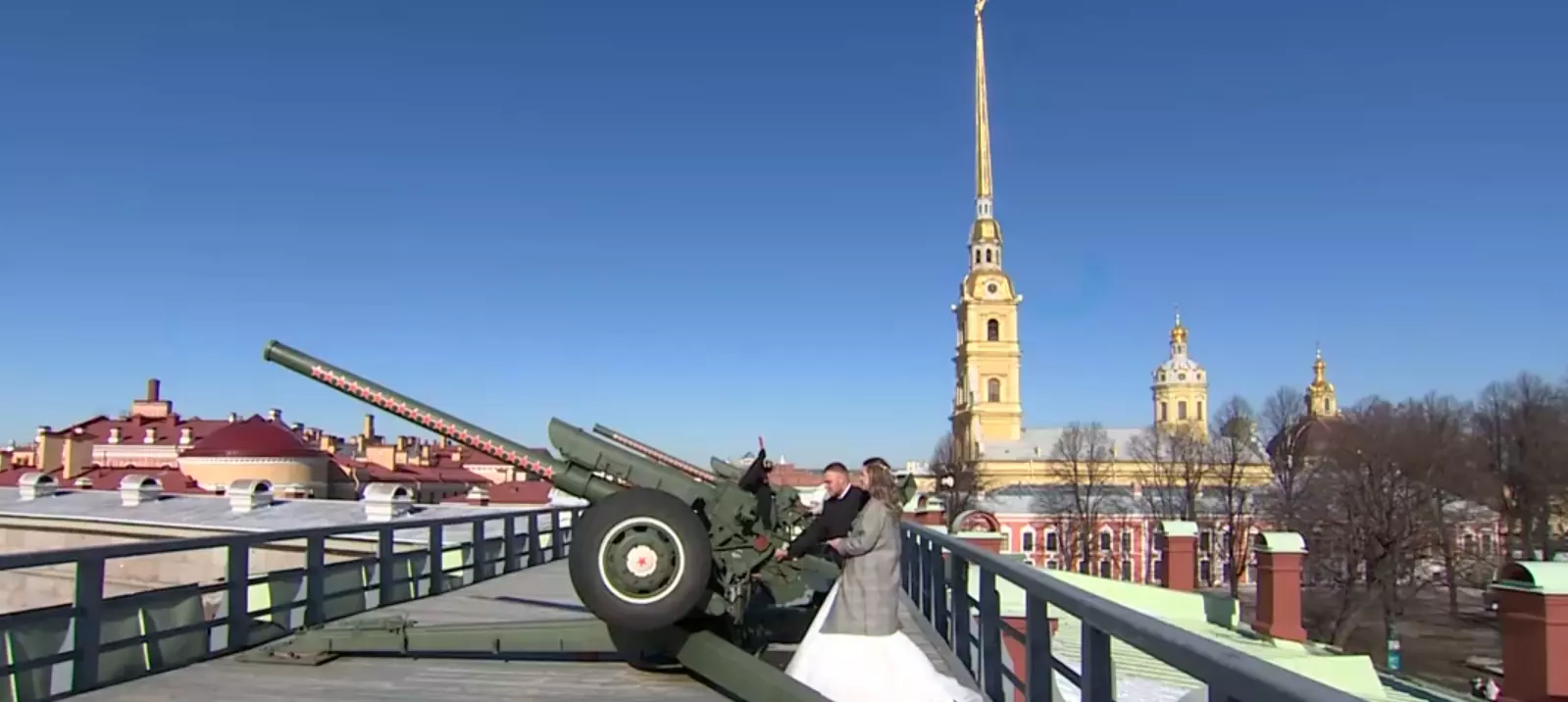 Сегодня произвел торжественный выстрел с Петропавловской крепости солдат СВО