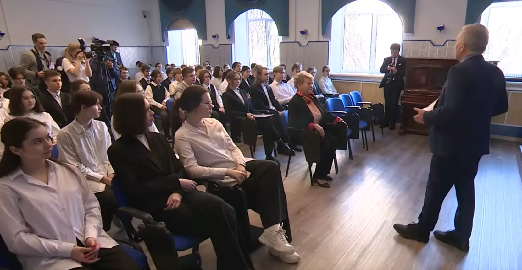 В школах Санкт-Петербурга прошли уроки, посвящённые годовщине воссоединения России и Крыма