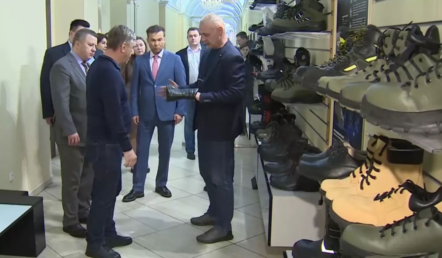 Сегодня депутат Государственной думы Сергей Соловьёв посетил обувное производство в Санкт-Петербурге