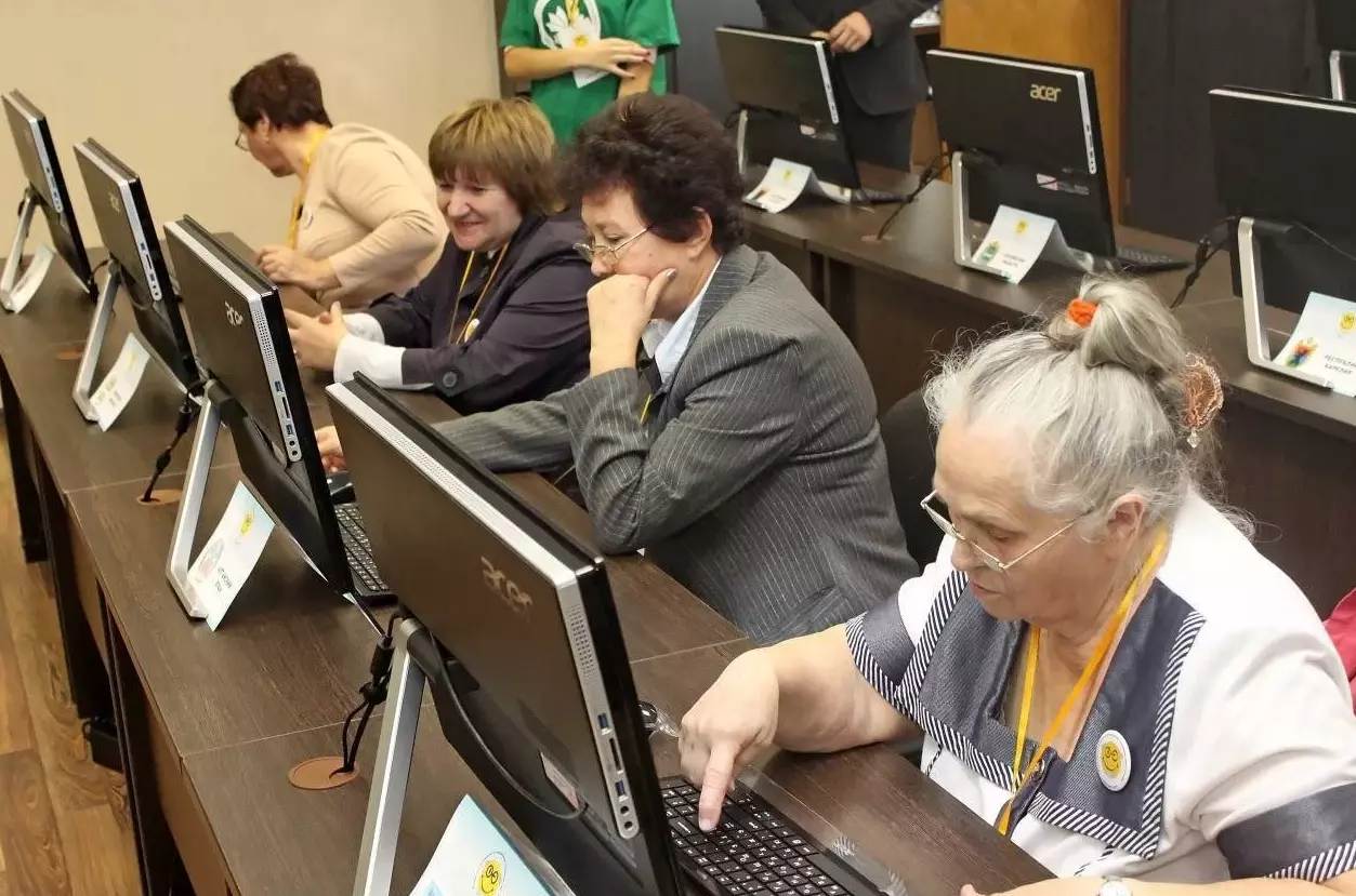 В 2022 году более 28 тысяч пожилых петербуржцев прошли курсы компьютерной грамотности