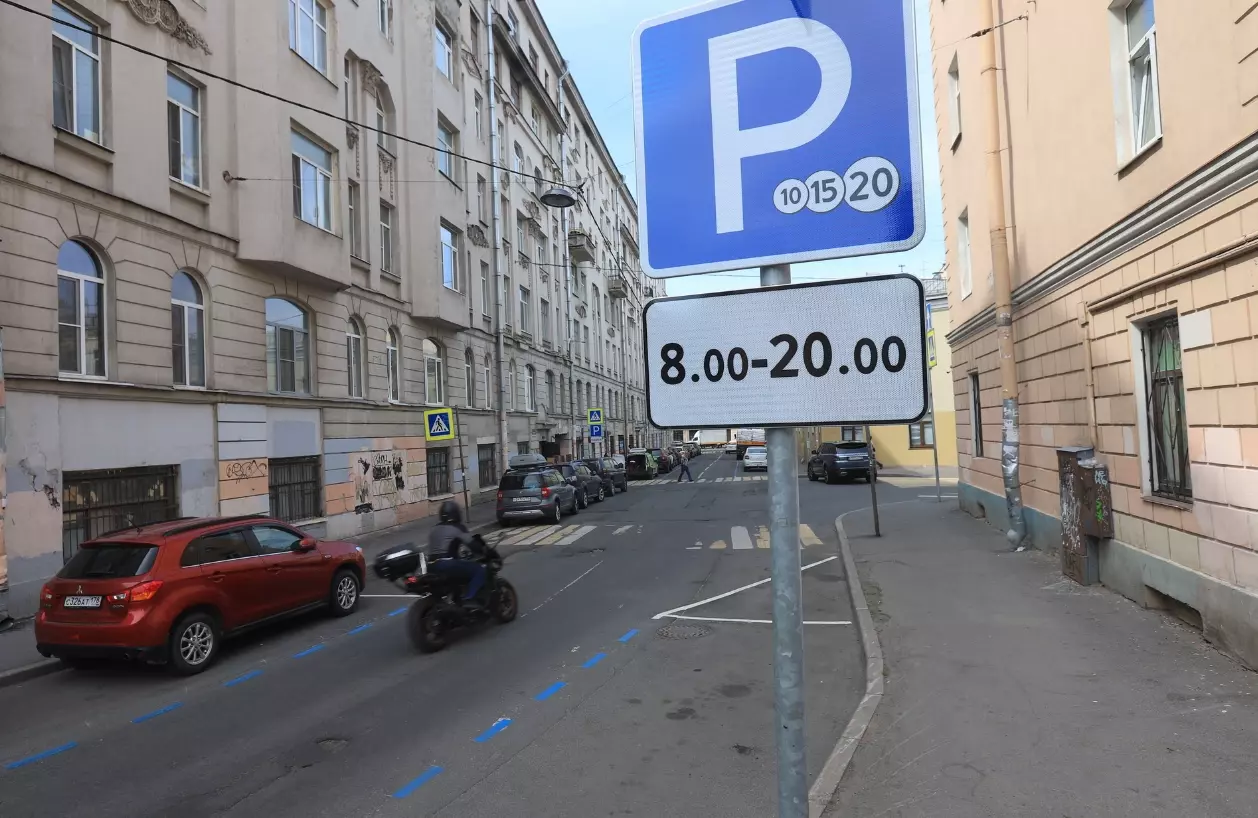 В Петроградском районе откроют зоны платной парковки