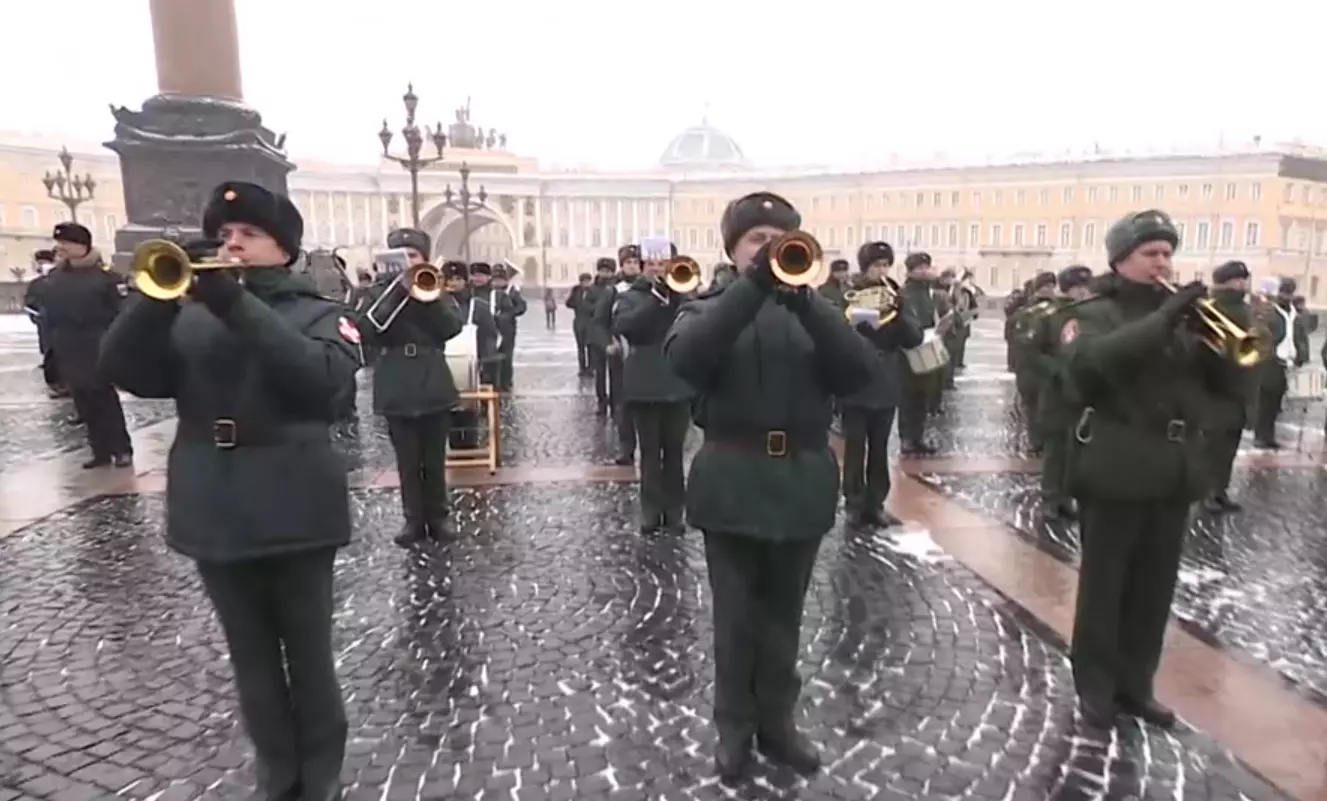 Сегодня на Дворцовой площади произошла подготовка военного оркестра Петербургского гарнизона к параду Победы