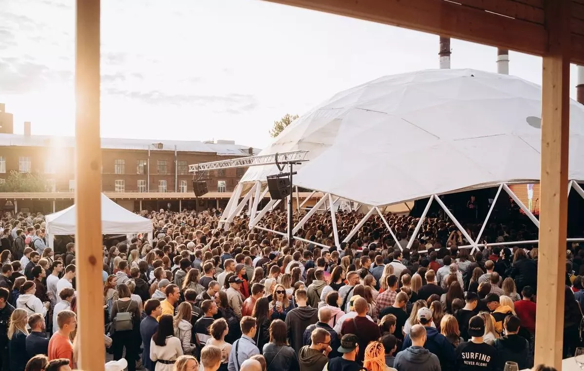 Сегодня организаторы фестиваля Roof Fest сообщили дату открытия нового сезона