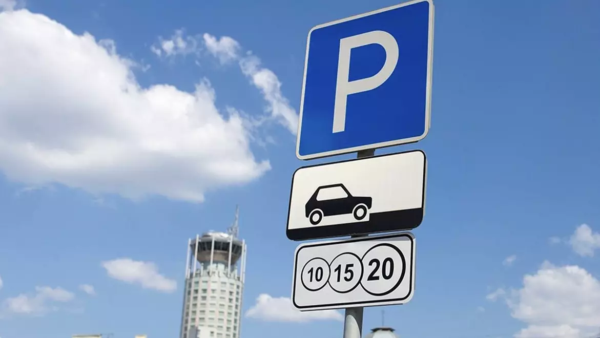 В Петроградском районе установят множество знаков платной парковки 