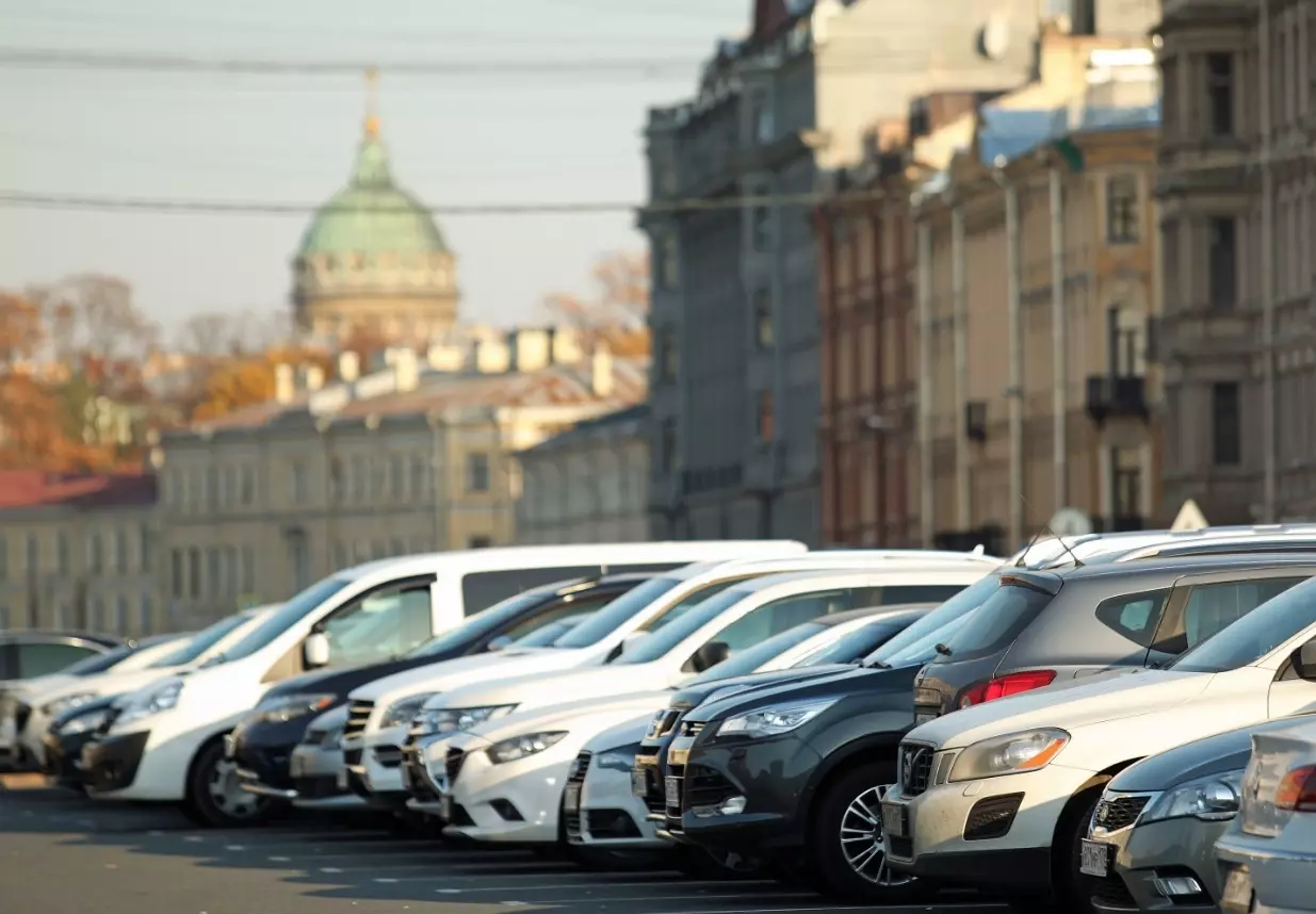 В 3-х районах Санкт-Петербурга проведут рейд по поиску нарушителей парковки во дворах
