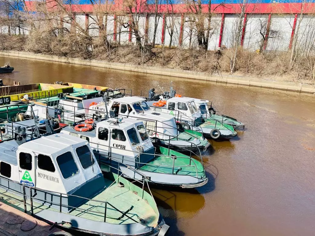 Навигационный сезон по очистке рек и каналов стартовал в Санкт-Петербурге