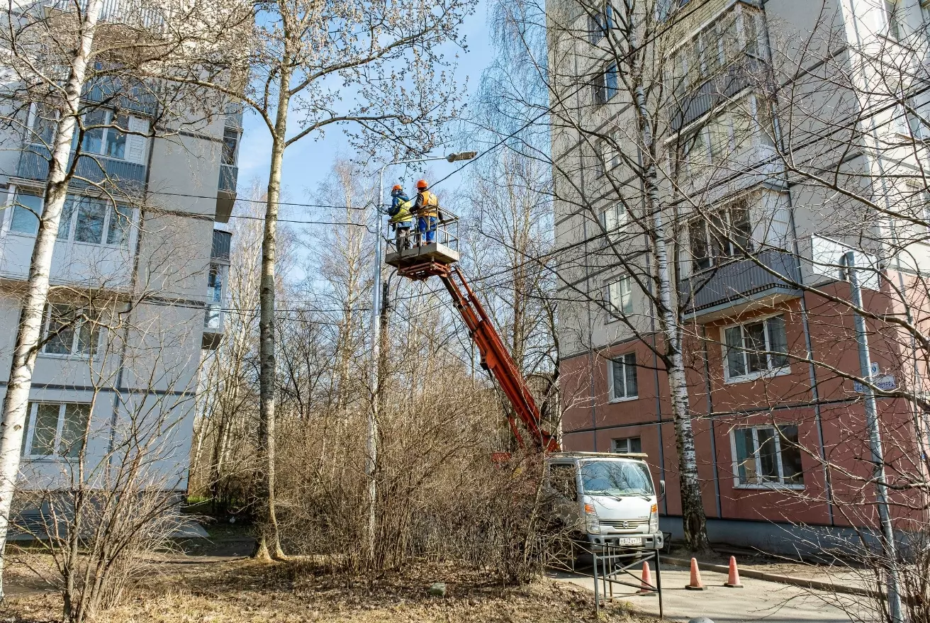 На улице Буренина установили 25 современных фонарей