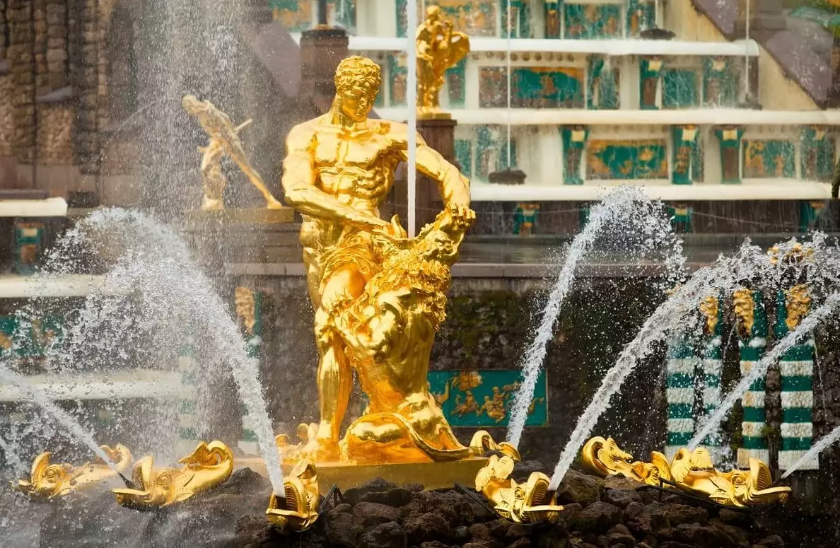 Фонтан «Самсон» и фонтаны Большого каскада запустят 22 апреля в Петергофе