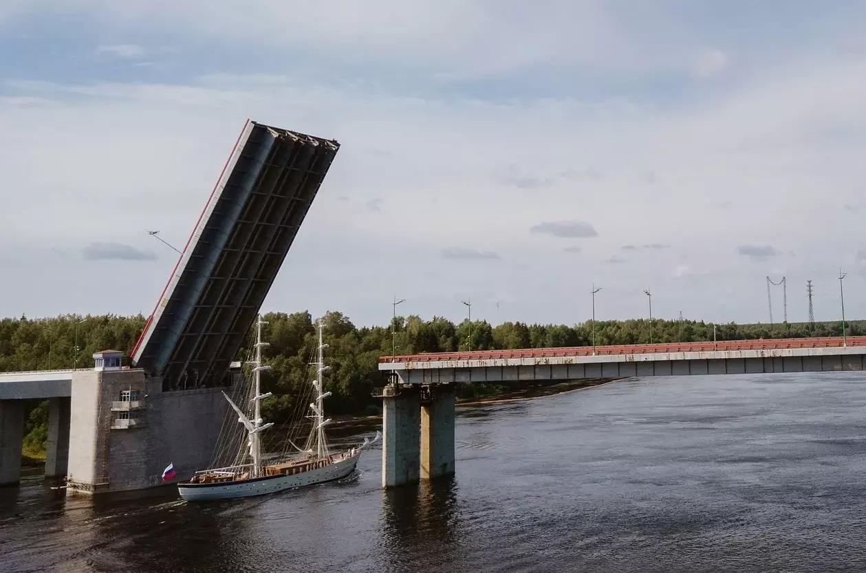 19 апреля для движения автомобилистов закроют Ладожский мост через Неву