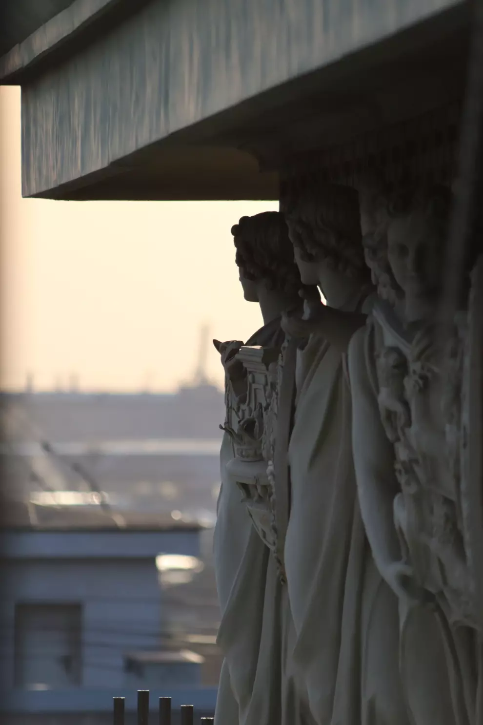С Московских ворот сняли скульптуры для реставрации