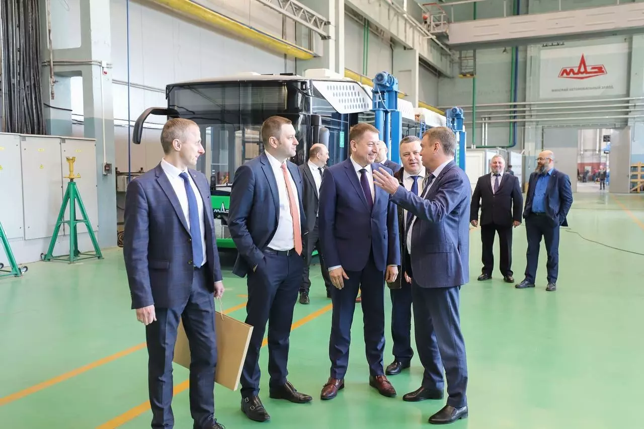 Вице-губернатор Петербурга Кирилл Поляков осмотрел производство на Минском автозаводе