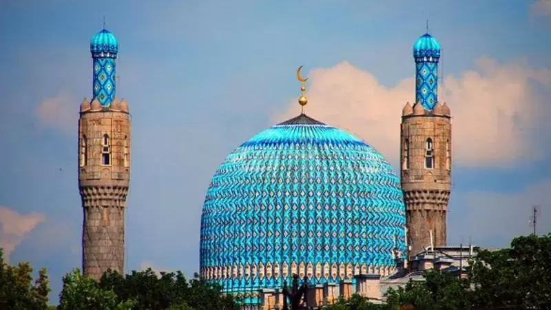 Около 200 тысяч мусульман Петербурга собрались у Соборной мечети