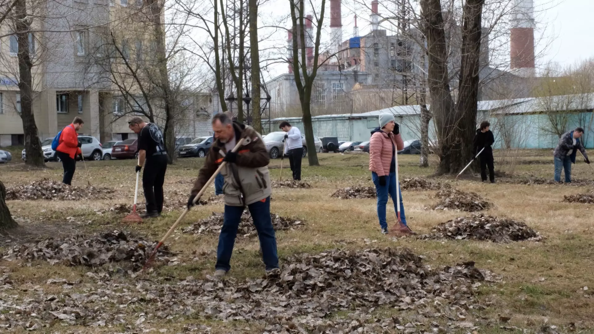 Емельяновский сквер похорошел после уборки