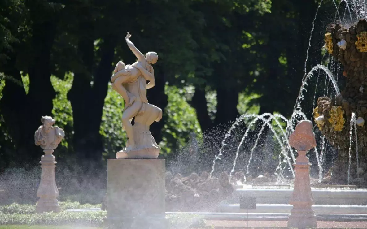 В Санкт-Петербурге продлили график работы фонтанов