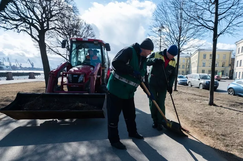 Около 5,5 тысяч кубометров мусора вывезли в Санкт-Петербурге за время весеннего месячника