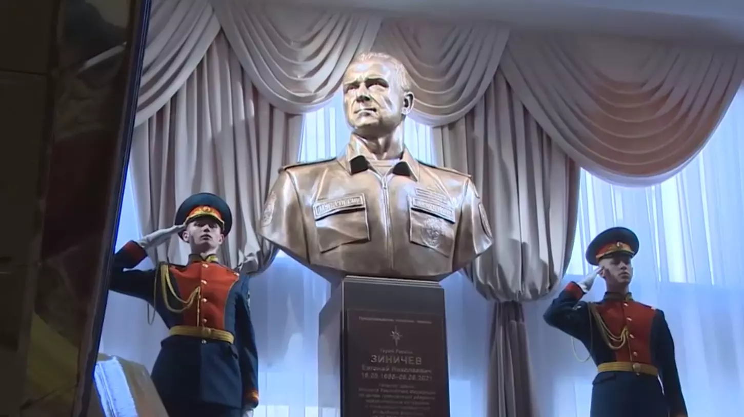 Памятник погибшей главы МЧС торжественно открыли в Санкт-Петербурге