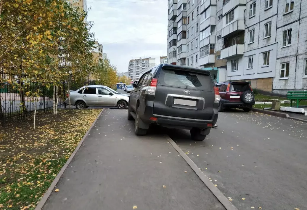 Свыше 1 тысячи штрафов выписали за неправильную парковку во дворах Санкт-Петербурга за 1 неделю