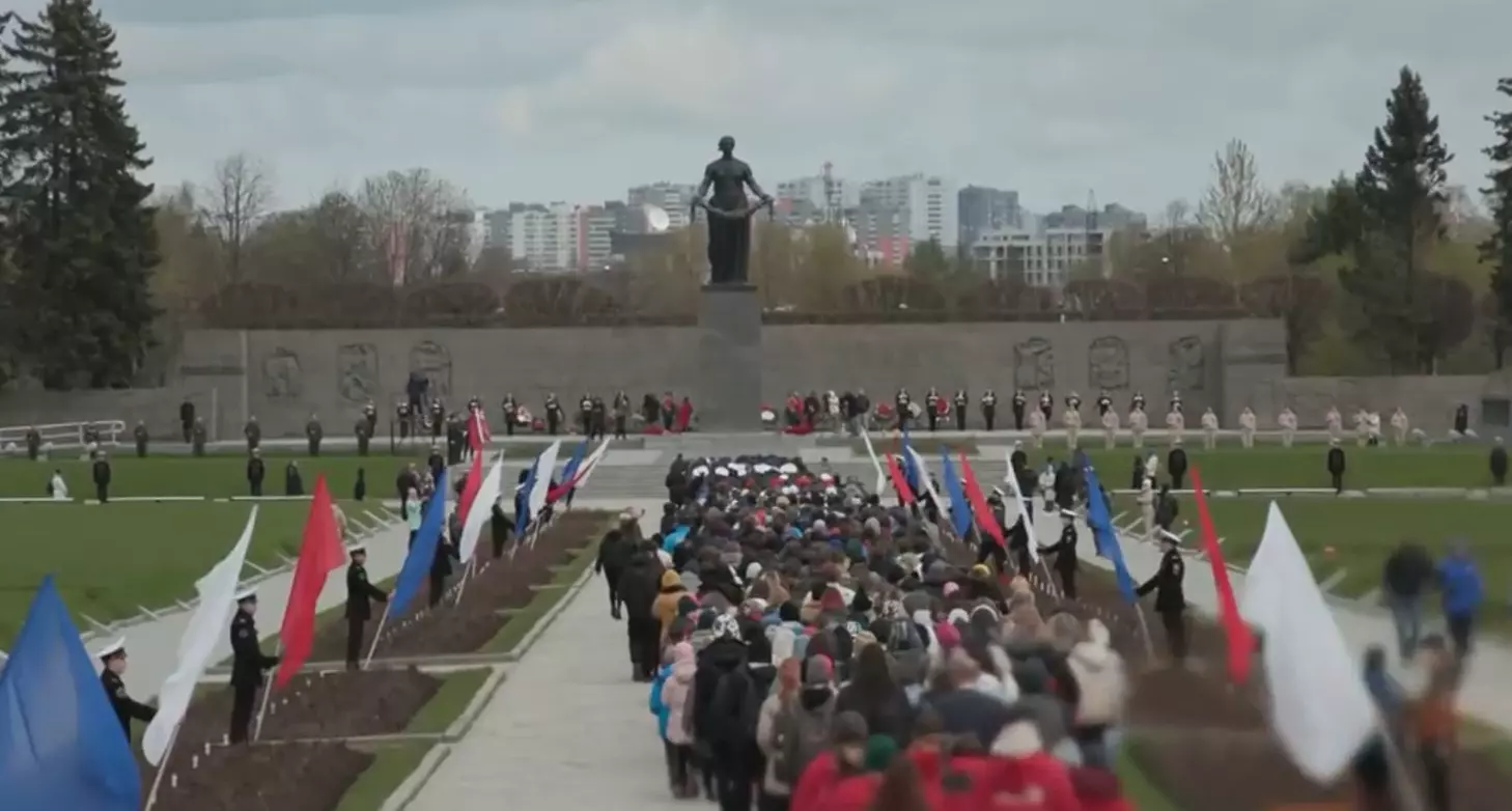 На Пискаревском кладбище провели почтение подвига защитников отечества