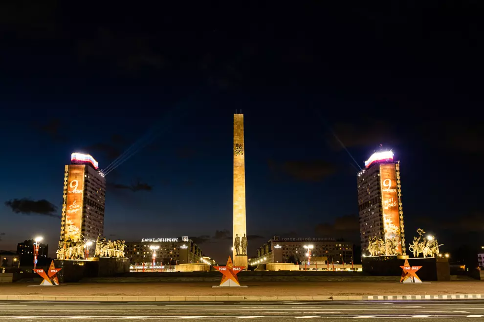 Санкт-Петербург украсили новыми световыми проекциями ко Дню Победы