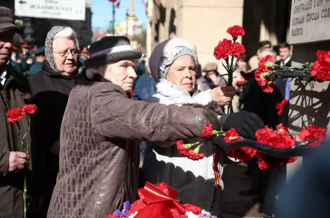 Сегодня ветераны Великой Отечественной Войны возложили цветы к мемориальной доске