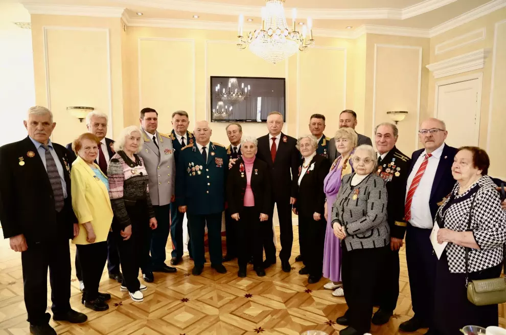 Александр Беглов с Днем Победы поздравил ветеранские организации