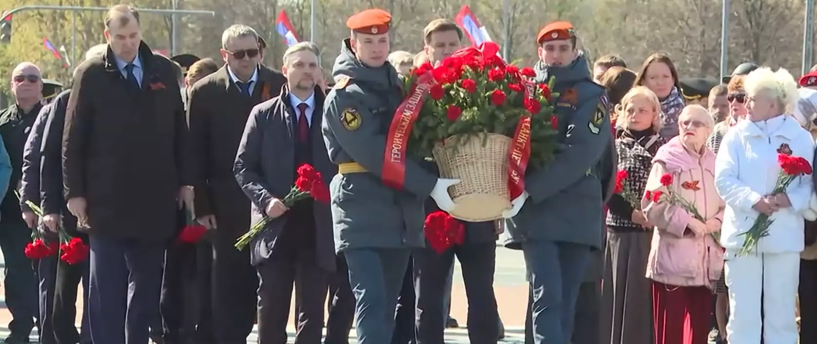 Сотни жителей возложили цветы на Площади Победы