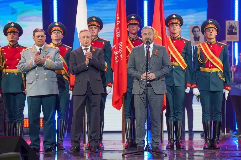 Александр Беглов и Александр Бельский поздравили петербуржцев с Днём Победы