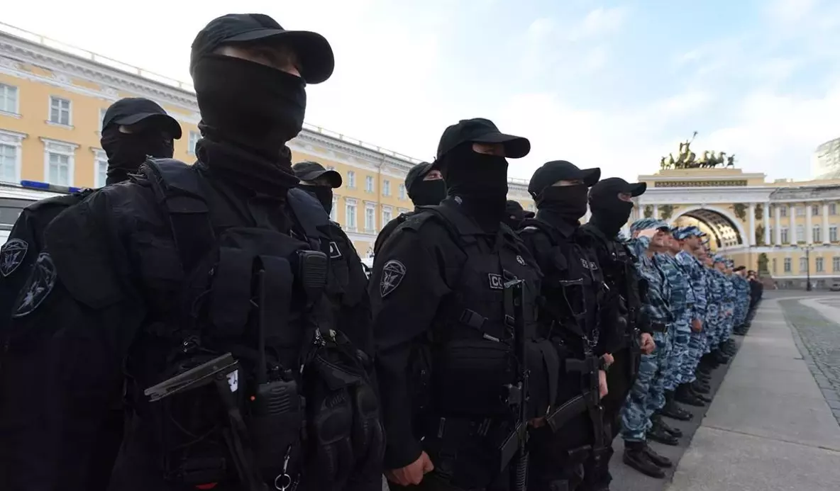 Свыше 1,3 тысячи росгвардейцев обеспечивают безопасность в День Победы в Санкт-Петербурге