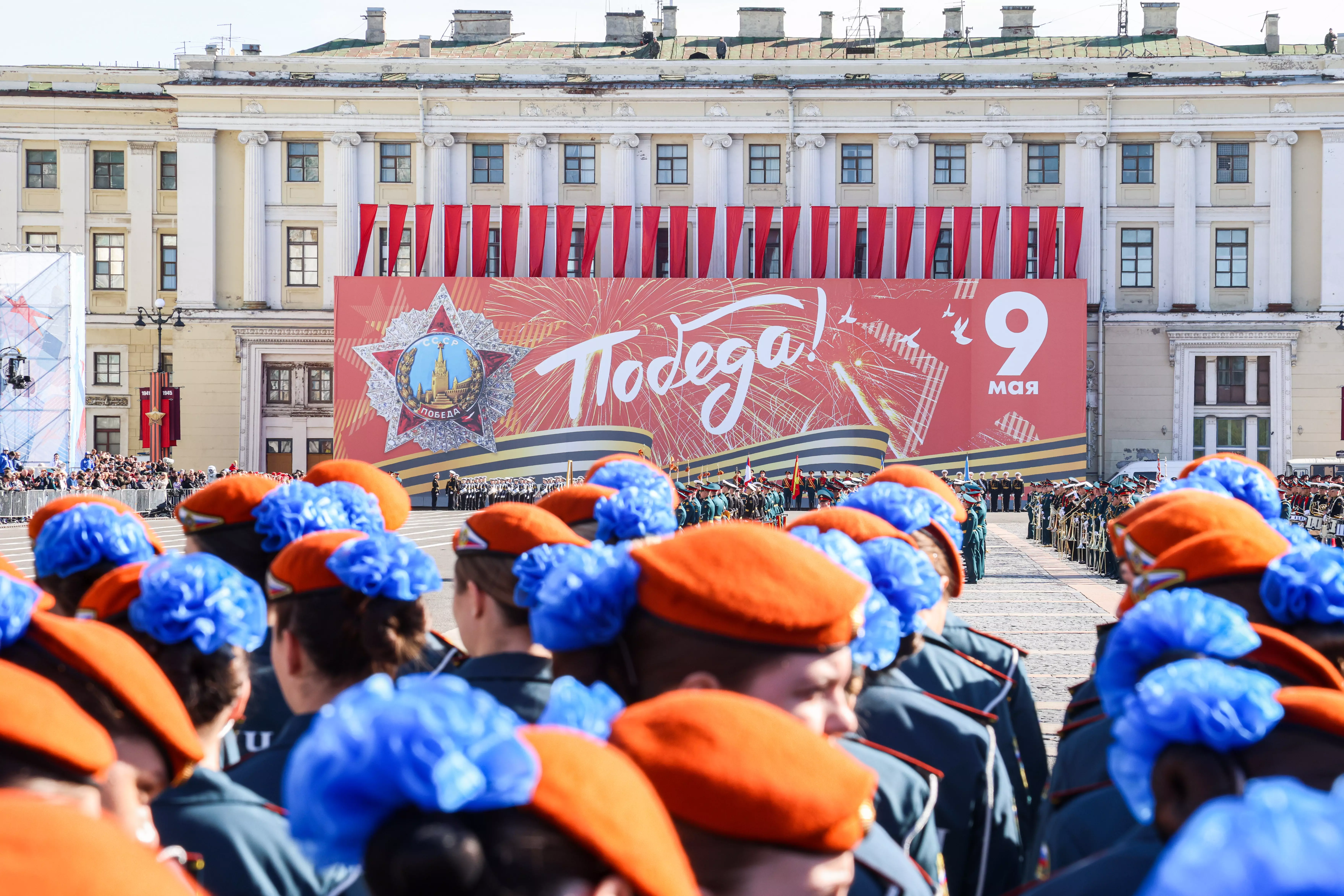 Парад Победы в Санкт-Петербурге посетило около 4 тысяч военных
