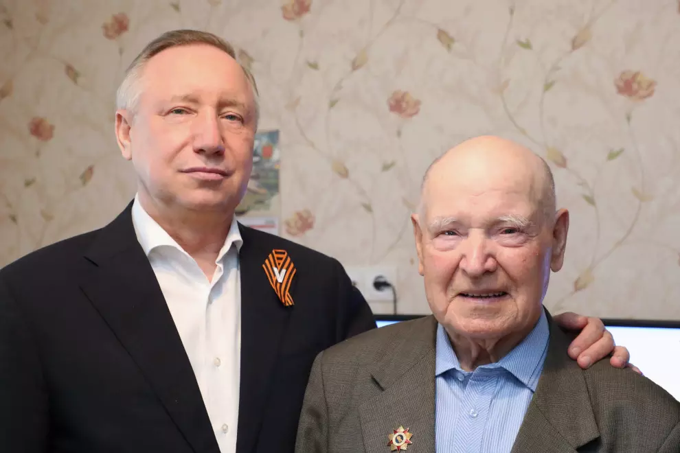 Александр Беглов поздравил  95-летнего ветерана Михаила Володина с Днем Победы