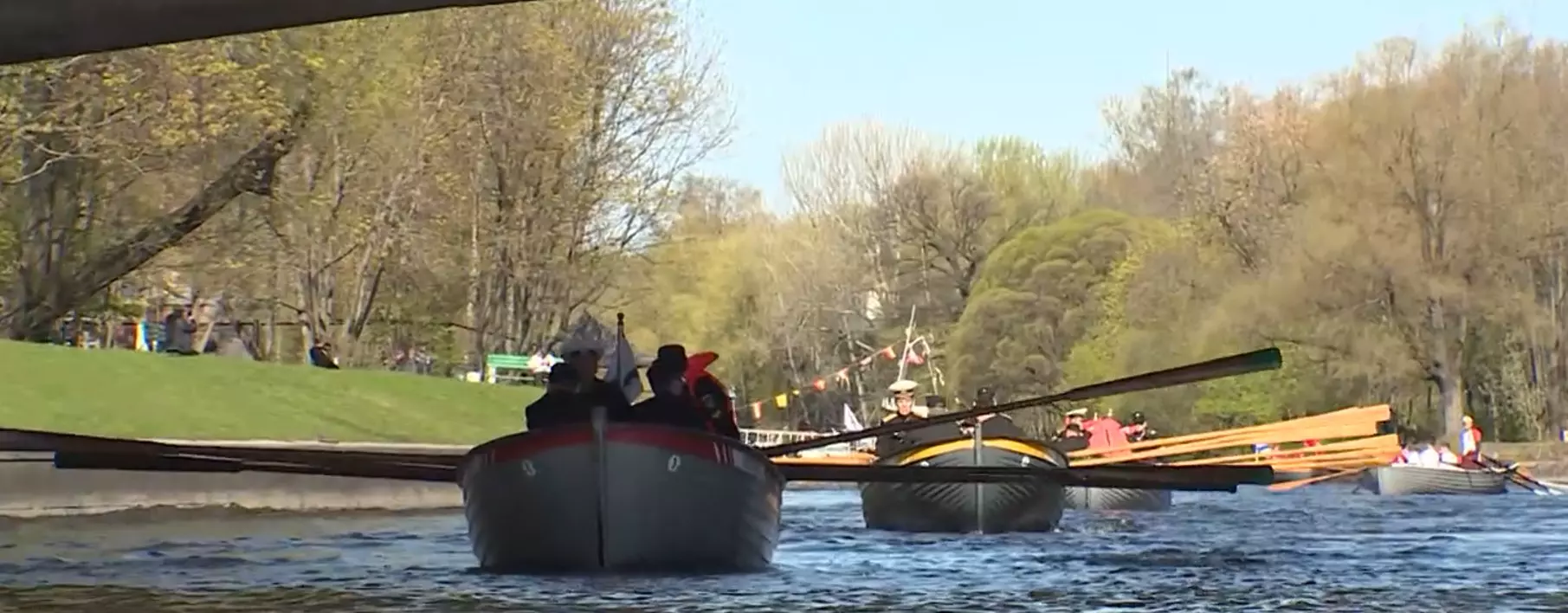 Возле Петропавловской крепости 9 мая провели лодочный парад