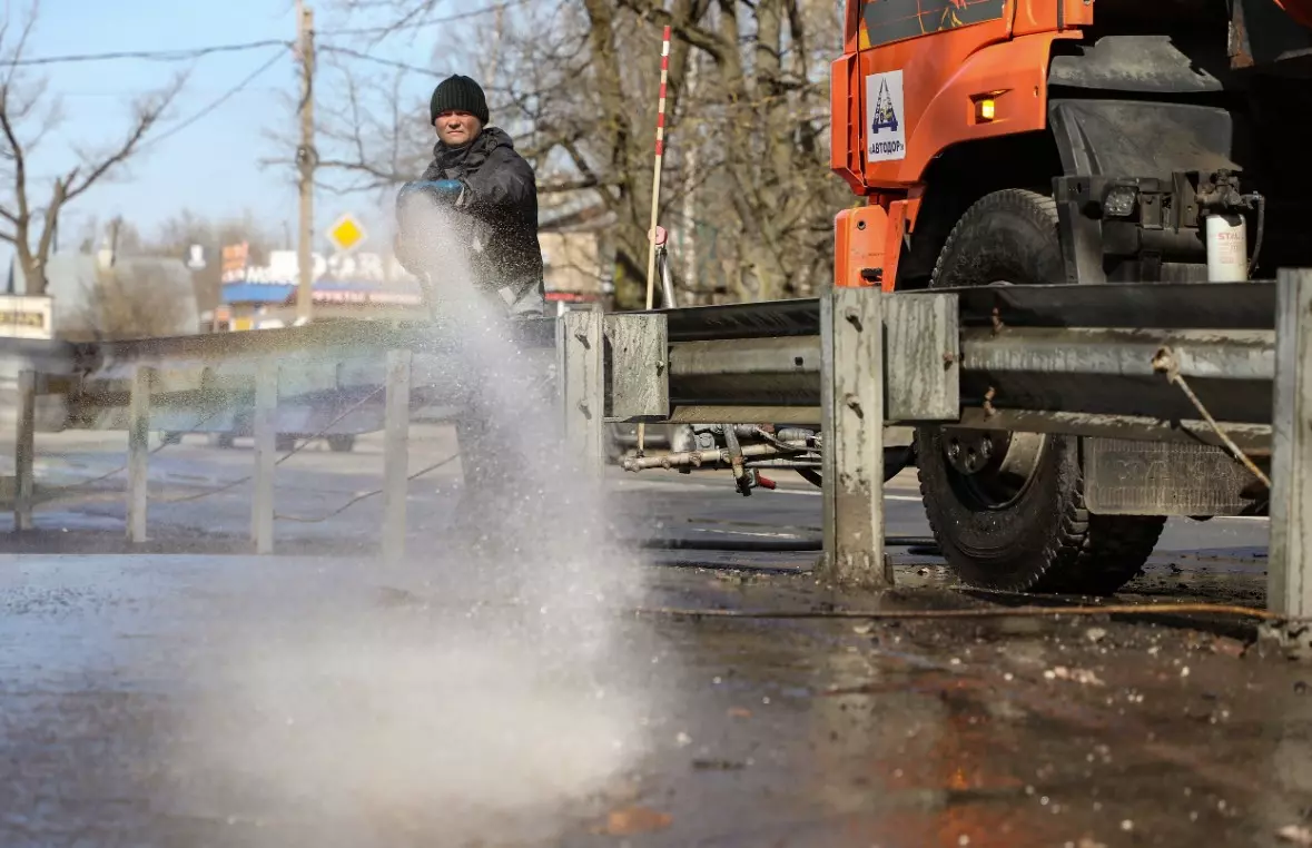 За дни майских праздников в Санкт-Петербурге потратили почти 30 тысяч кубометров воды на уборку улиц