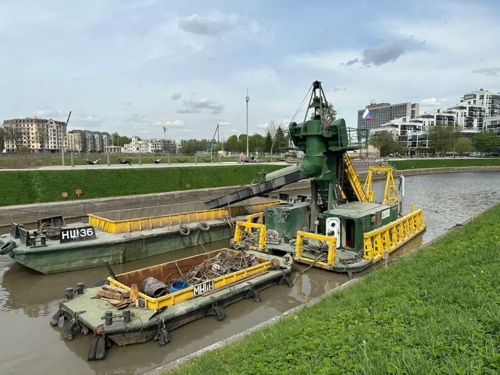 На реках Санкт-Петербурга начался сезон комплексных работ по уборке