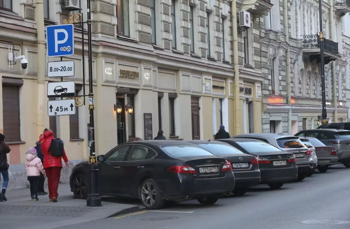 468 жителей Петроградского района уже оформили парковочные разрешения