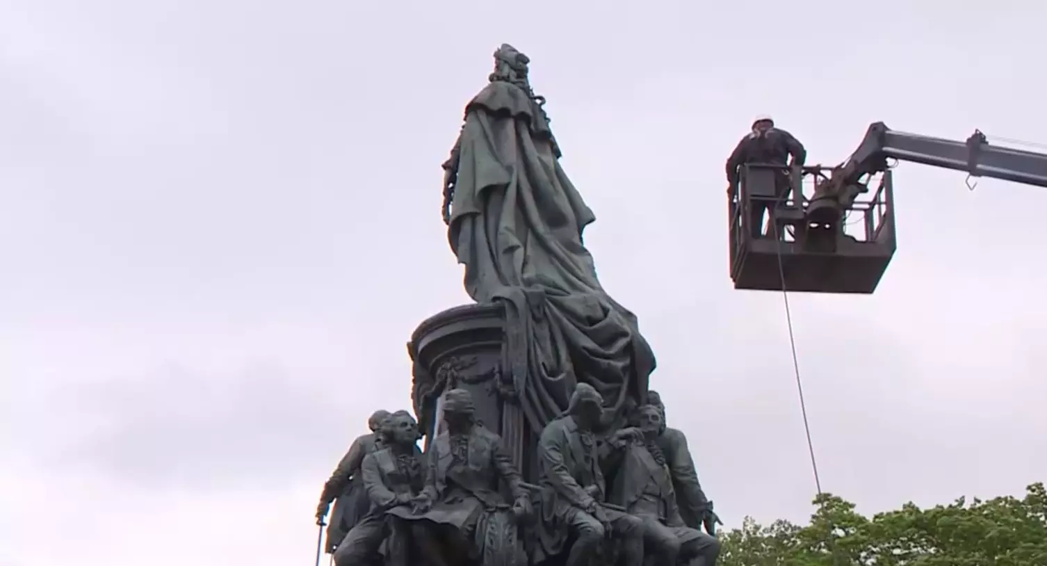 На площади Островского провели отчистку памятника Екатерине II