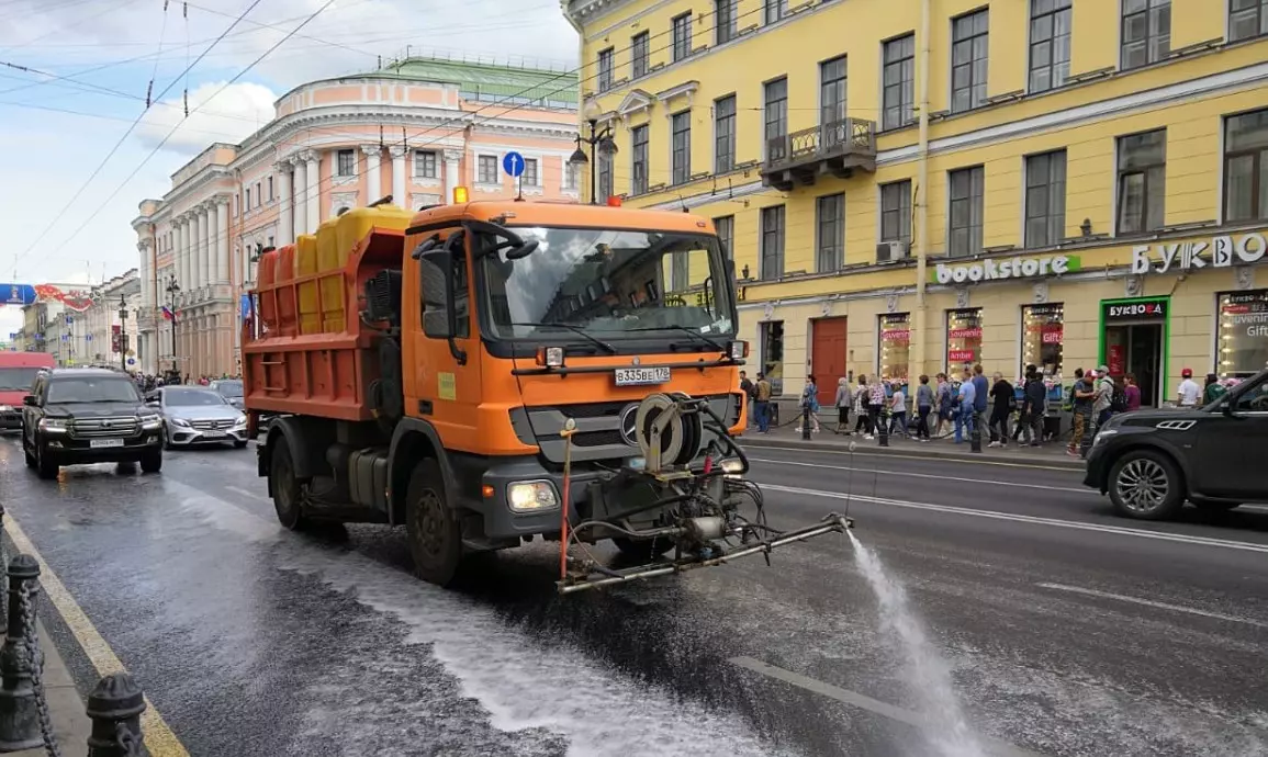 Свыше 1,6 тысяч тонн смета было убрано с улиц Санкт-Петербурга