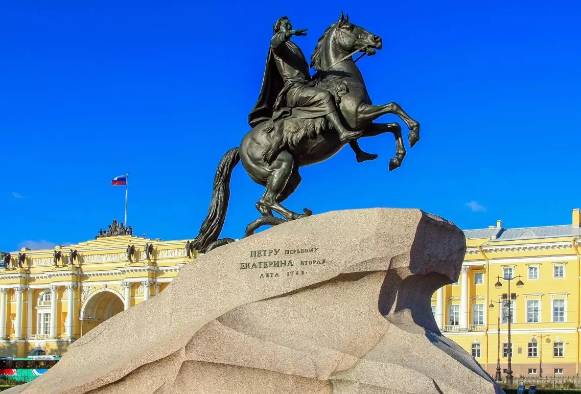 Памятник Петра I на Сенатской площади готовят ко Дню города