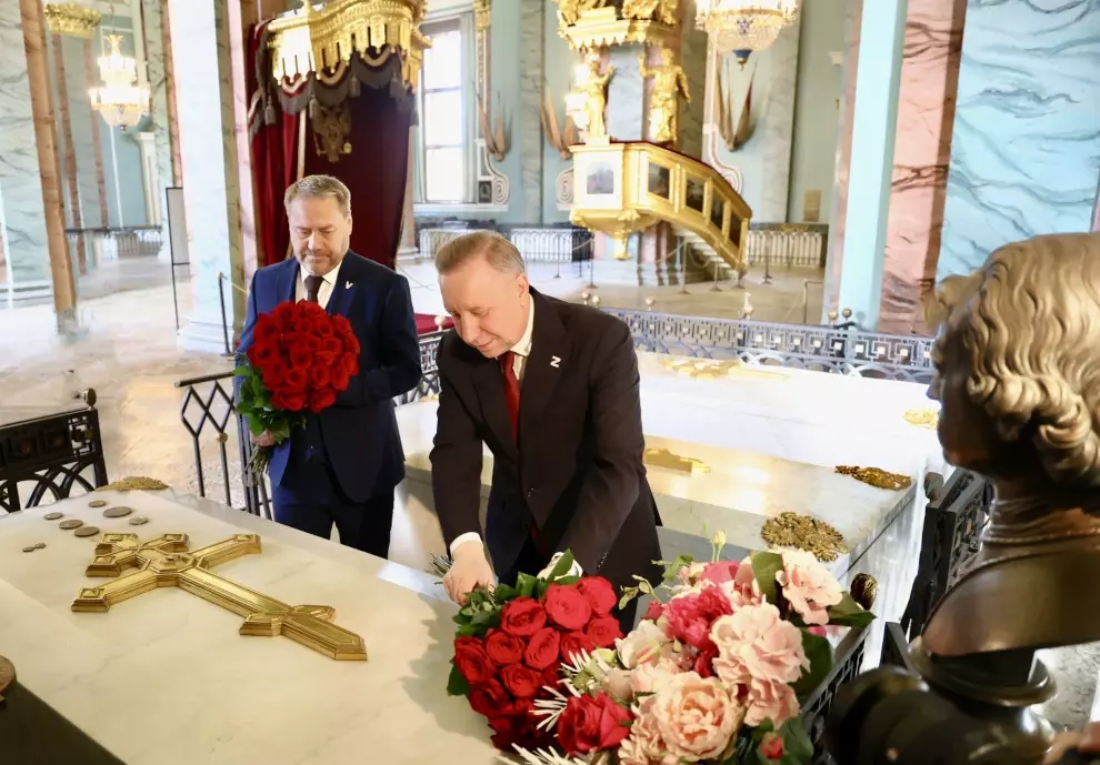 К надгробию Петра Первого возложили цветы Александр Беглов и Александр Бельский