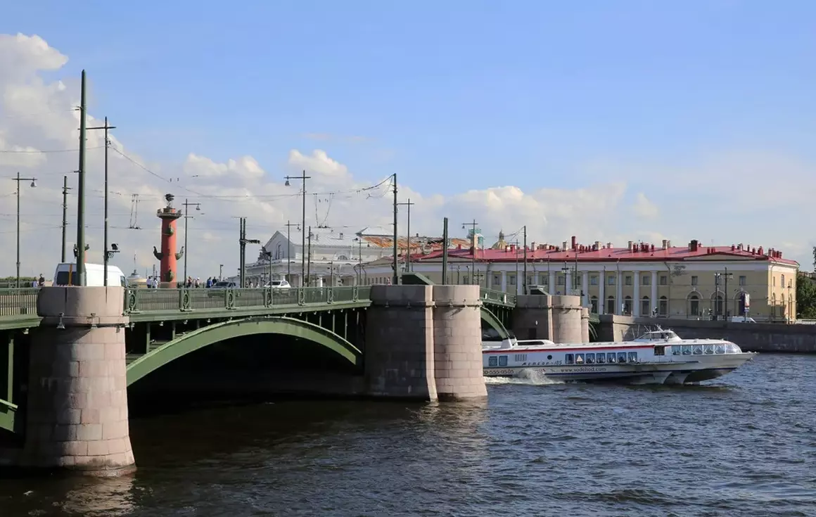 Биржевой мост открылся после капитального ремонта