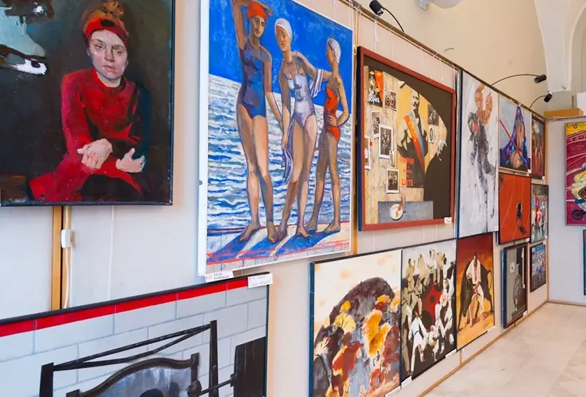 Галерея детских картин открылась в МФЦ на Наличной улице